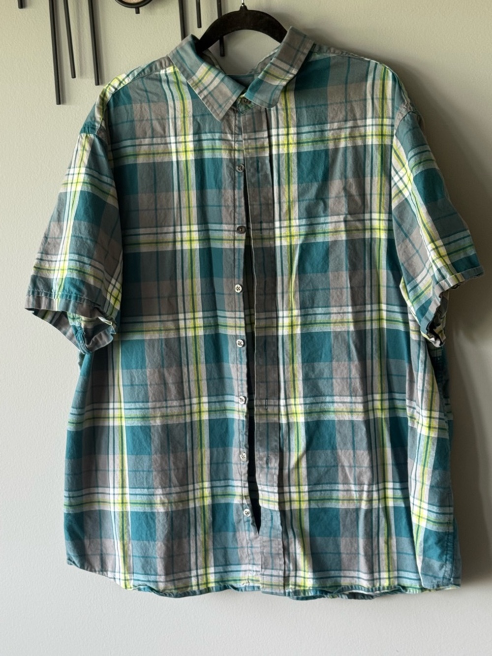 Casual Teal & Gray Plaid Short-Sleeve Button-Down Shirt